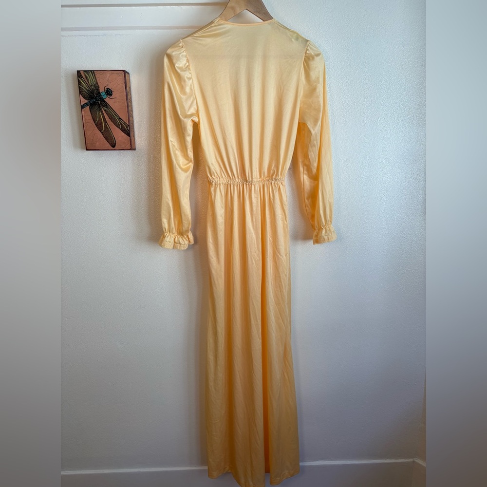 Vintage Robe - Picture 2 of 10